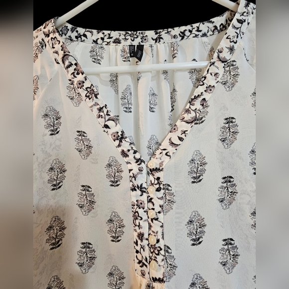 Maurices Women's Black and White Printed Blouse, Size Medium - Picture 4 of 7